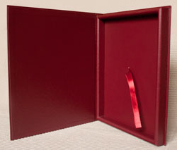 Подарочная коробка. Цвет - бордовый.